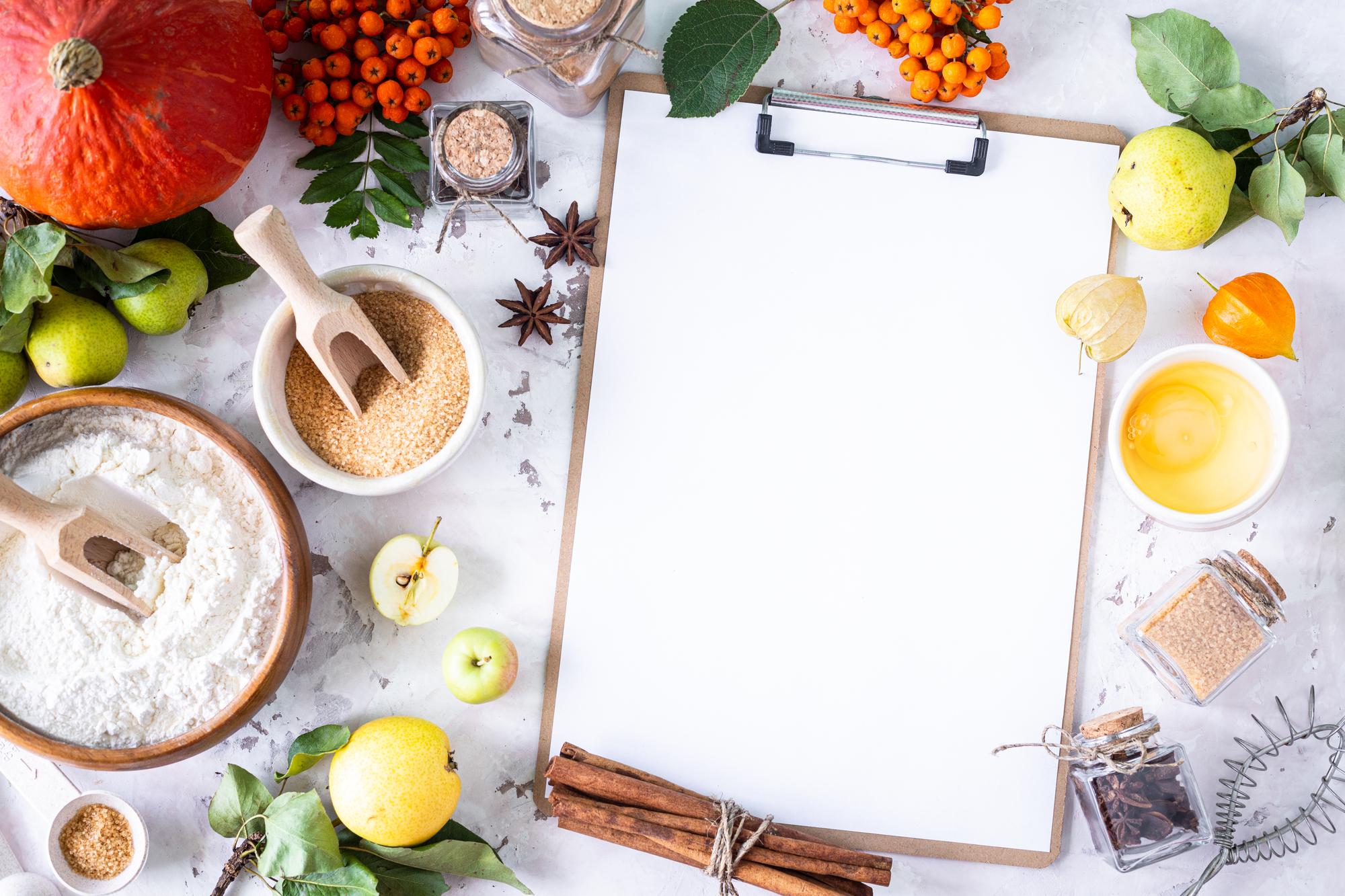 Ordentliche Rezeptkarten und abgewogene Zutaten